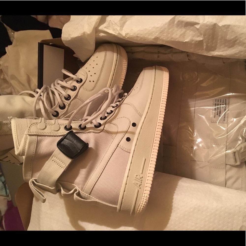 NIKE AF1 SF WOMENS SZ 6.5
